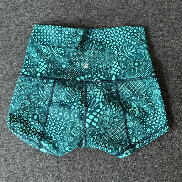 Lululemon shorts- worn once size 4 - Picture 2 of 3
